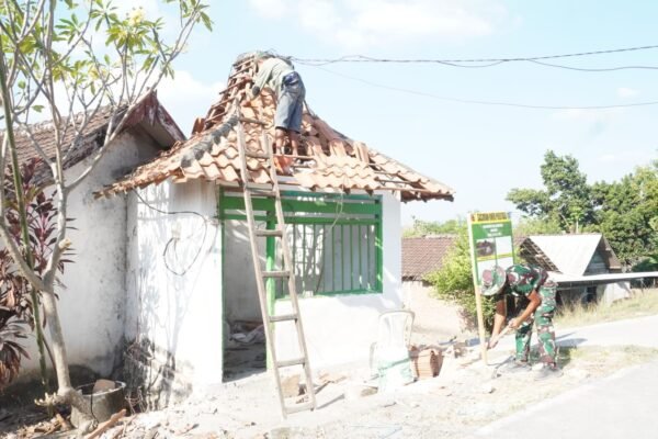 Wujudkan Keamanan Desa, Satgas TMMD 129 Kodim 0812/Lamongan dan Warga Tlemang Bahu-Membahu Pasang Atap Pos Kamling