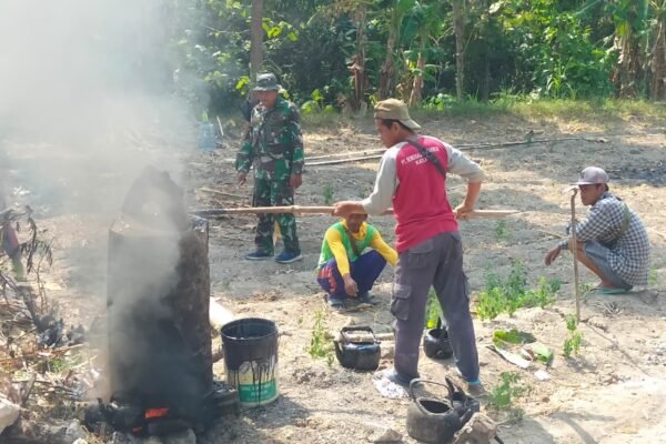Pembakaran Aspal Jadi Tahapan Penting Pembangunan Sasaran Fisik TMMD Ke-129 Kodim 0813/Bojonegoro