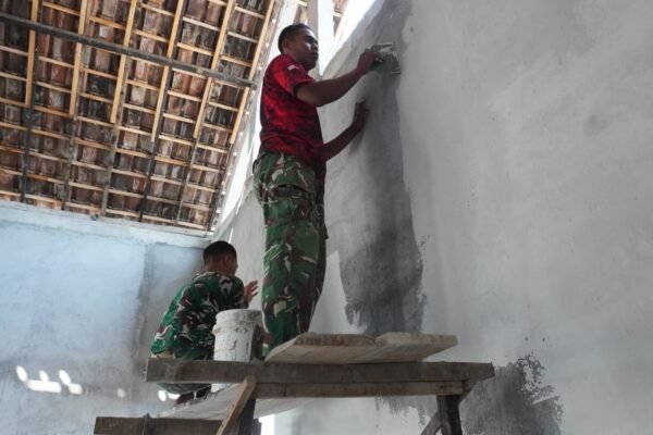Sentuhan Halus Loreng Hijau di Desa Tlemang: Saat Ketelitian Satgas TMMD 129 Kodim 0812/Lamongan Merajut Harapan di Rumah Pak Saiful