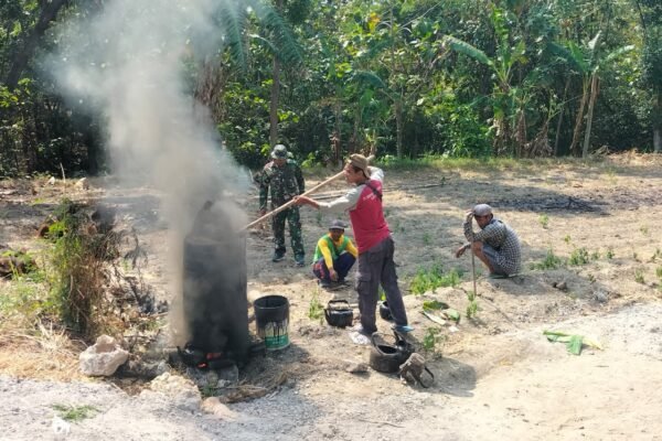 Kerja Tanpa Henti, Satgas TMMD Ke-129 Kodim 0813/Bojonegoro Olah Aspal untuk Dukung Pembangunan