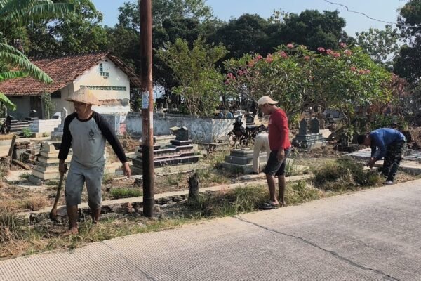 Kegiatan Bersih-bersih TPU di Desa Luwung Kencana oleh Satgas TMMD ke-129