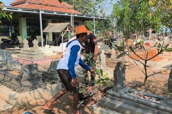 Pengabdian TNI dalam Kegiatan Pembersihan TPU di Desa Luwung Kencana