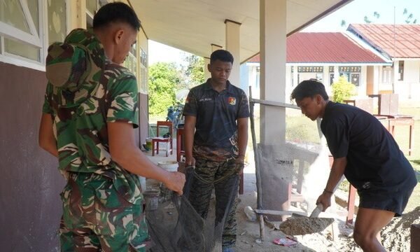 Pengecoran Lantai Ruang Kelas SDN Polewali Terus Dipercepat Satgas TMMD Ke-129