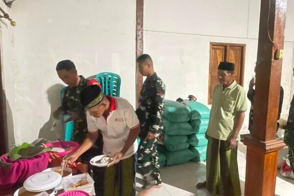 Hangatnya Sambutan Warga, Satgas TMMD Ke-129 Kodim 0813/Bojonegoro Makan Malam Bersama Pak RT Sukadi