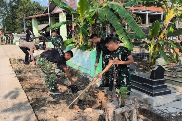Pembersihan TPU Desa Luwung Kencana oleh TMMD ke-129