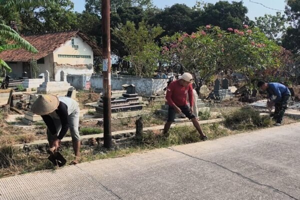 Kegiatan Karya Bakti Satgas TMMD Ke-129 di TPU Luwung Kencana