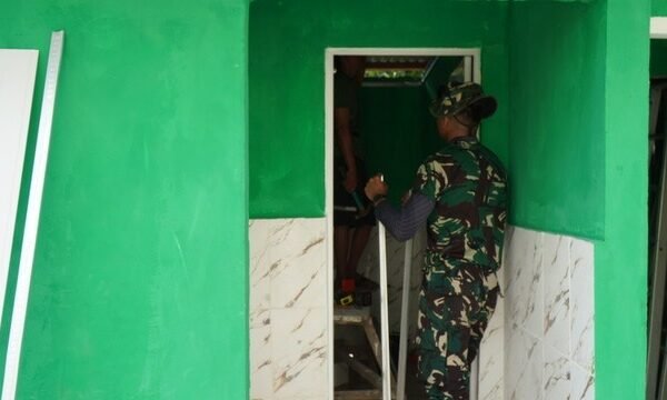 Pemasangan Plafon MCK Masjid Quba Desa Umbele Terus Dikebut Satgas TMMD