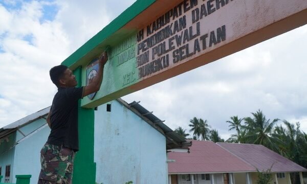 Satgas TMMD Laksanakan Pengecatan Papan Nama SD Negeri Polewali