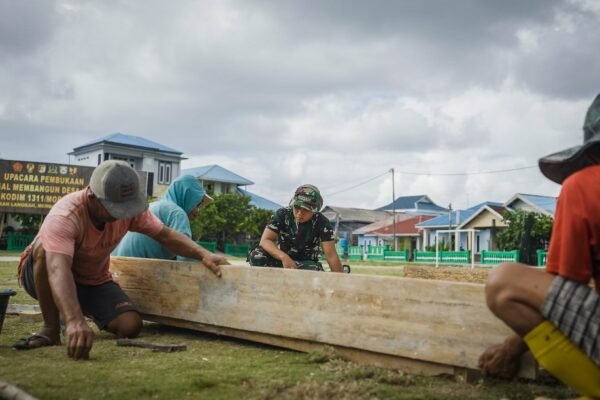 Gotong Royong Warga Desa Umbele dan Satgas TMMD Bangun Gapura sebagai Simbol Kehadiran TMMD