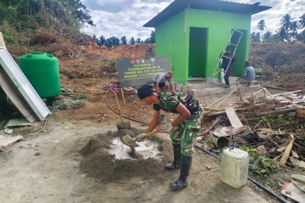 Satgas TMMD Laksanakan Pengecoran Lantai MCK Masjid di Desa Polewali