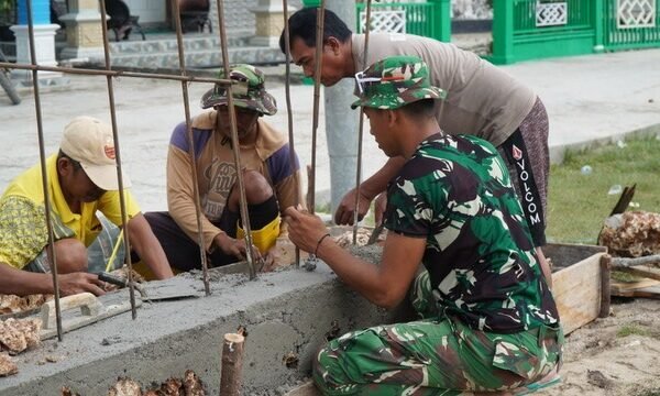 Satgas TMMD Bersama Masyarakat Bangun Gapura TMMD di Desa Umbele