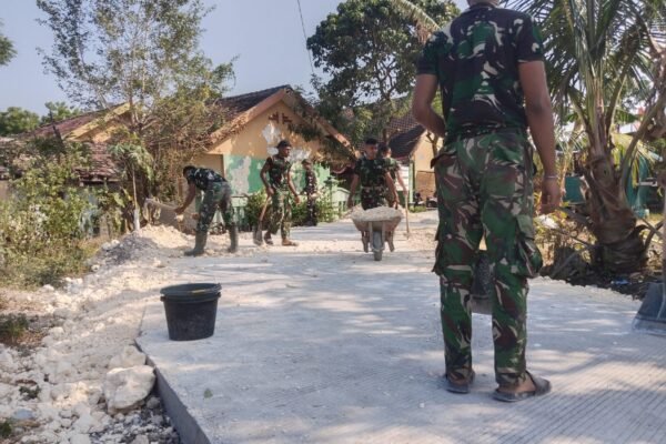 Gotong Royong Satgas TMMD Ke-129 Kodim 0813/Bojonegoro Perkuat Sisi Badan Jalan di Kedung Pandan
