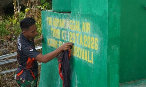 Satgas TMMD Percantik Sarana Manunggal Air Bersih dengan Pengecatan Identitas Program