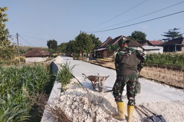 Bahu Membahu, Satgas TMMD Ke-129 Kodim 0813/Bojonegoro Optimalkan Penimbunan Jalan di Kedung Pandan