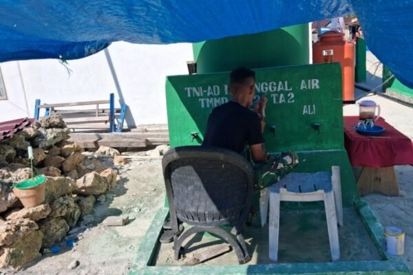 Satgas TMMD Lukis Identitas TMMD di Lokasi Manunggal Air Bersih