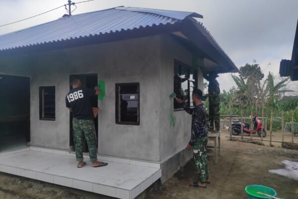 Gotong Royong Warnai Finishing RTLH Ni Nengah Madri dalam TMMD Ke-129 Kodim 1626/Bangli