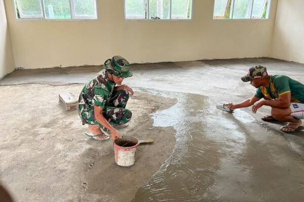 Pekerjaan Lantai SDN Polewali Diperkuat dengan Kerja Sama Satgas dan Warga