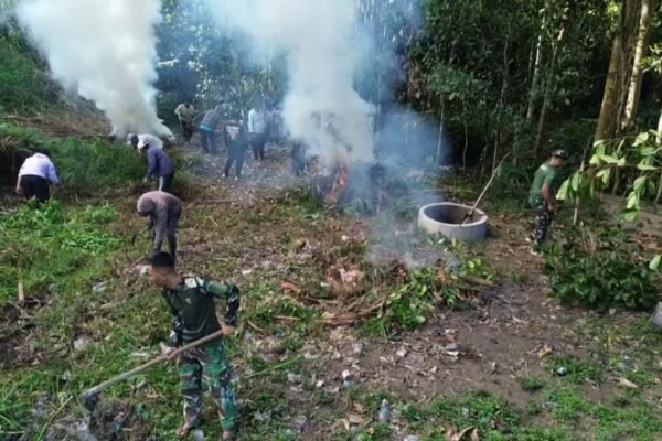 Satgas TMMD Ke-129 Kodim 1626/Bangli Bersihkan Areal Pura Puseh Desa Sekardadi