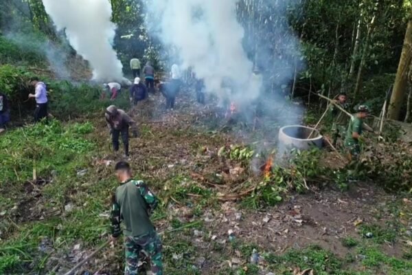 Pembersihan Pura Puseh Jadi Momentum Pererat Kemanunggalan TNI dan Rakyat di Desa Sekardadi