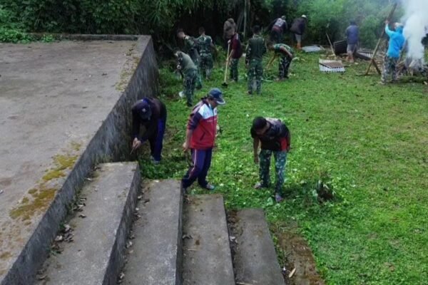 Bahu-Membahu Bersihkan Pura Puseh, Satgas TMMD Ke-129 Kodim 1626/Bangli Perkuat Gotong Royong Warga