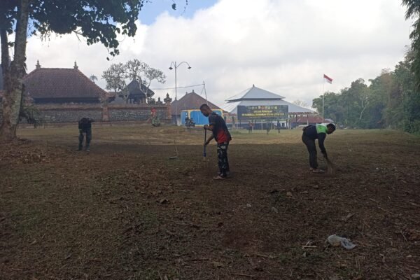 Tak Hanya Bangun Infrastruktur, Satgas TMMD Ke-129 Kodim 1626/Bangli Peduli Kebersihan Pura Puseh
