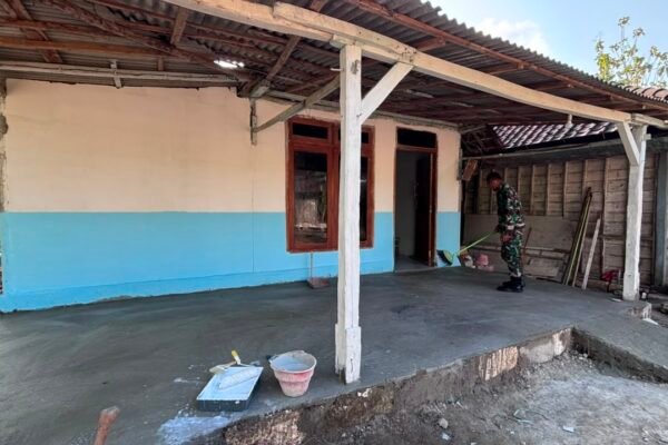 Saling Berbagi Tugas, Satgas TMMD Kodim 0813/Bojonegoro Optimalkan Renovasi RTLH Ibu Jasmiati