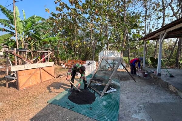 Kekompakan Satgas TMMD Ke-129 Kodim 0813/Bojonegoro Wujudkan Hunian Layak untuk Ibu Jasmiati