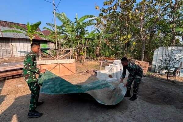 Sinergi Satgas TMMD Kodim 0813/Bojonegoro Dorong Percepatan Pembangunan RTLH Ibu Jasmiati