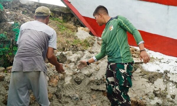 Satgas TMMD Bersama Masyarakat Perbaiki Saluran Air yang Rusak