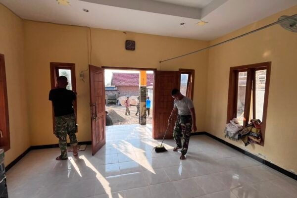 ​Bukan Sekadar Membangun Fisik, Satgas TMMD ke-129 melaksanakan pembersihan  Musala Bersama Warga Desa Tlemang