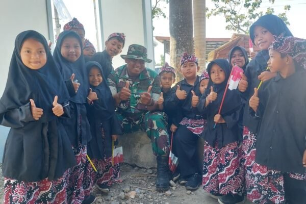 Kehangatan di Luar Tugas Fisik, Sertu Ardianto Personel Satgas TMMD 129 Asyik Canda Tawa Bersama Siswa SD Saat Jam Istirahat