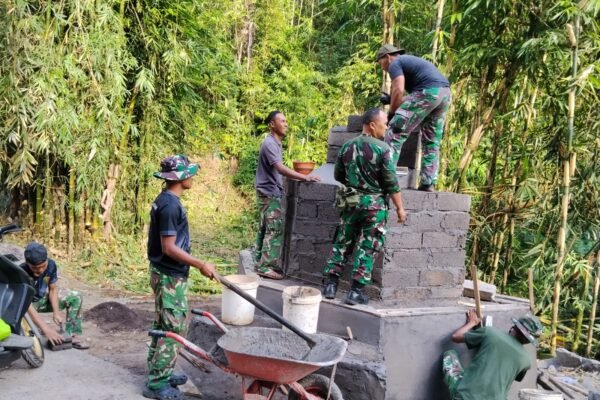 Pembuatan Tugu TMMD Ke-129 Kodim 1626/Bangli Jadi Simbol Kebersamaan TNI dan Warga Sekardadi