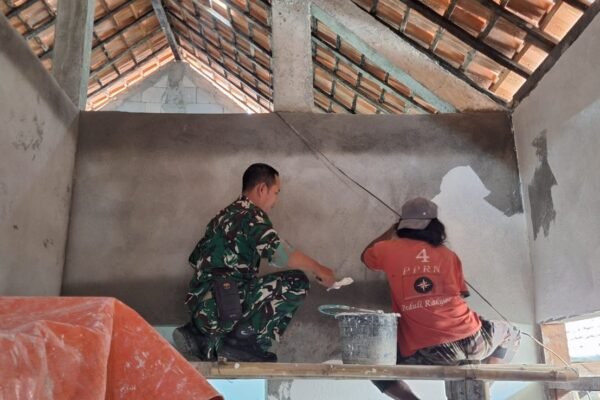 Bahu-Membahu dengan Ketelitian Tinggi, Satgas TMMD 129 dan Warga Mulai Perhalus Dinding RTLH Gunakan Plamir