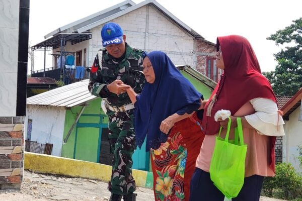 Sentuhan Humanis Satgas TMMD 129 Kodim 0812/Lamongan: Kopka Eko Tuntun Langkah Lansia Desa Tlemang Menuju Posko Kesehatan
