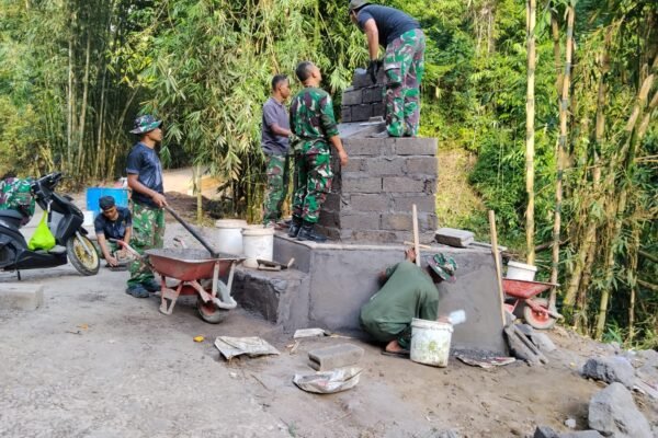 Gotong Royong Warnai Pembuatan Tugu TMMD Ke-129 Kodim 1626/Bangli di Desa Sekardadi