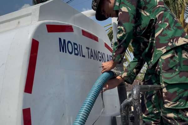 Satgas TMMD Ke-129 Kodim 0813/Bojonegoro Salurkan Air Bersih ke Warga Desa Krebet
