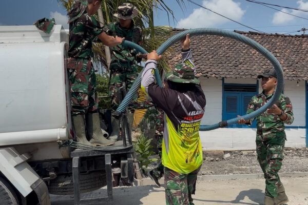 Gunakan Truk Tangki, Satgas TMMD Kodim 0813/Bojonegoro Bantu Penuhi Kebutuhan Air Bersih Warga