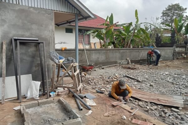 Gotong Royong Warnai Penyelesaian MCK Fasum, Sasaran TMMD Ke-129 Kodim 1626/Bangli Tembus 96 Persen