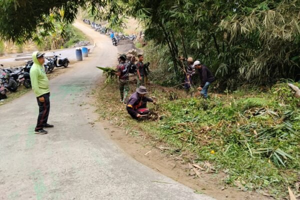 Jalan Rabat Beton Mulai Rapi, Satgas TMMD Ke-129 Kodim 1626/Bangli Bersama Warga Bersihkan Badan Jalan
