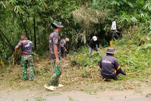 Bahu-Membahu Bersihkan Jalan, Satgas TMMD Ke-129 Kodim 1626/Bangli dan Warga Perkuat Gotong Royong