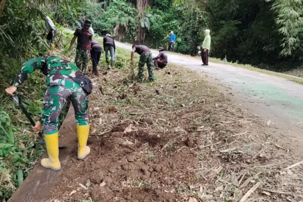 Bukan Sekadar Dibangun, Jalan Rabat Beton TMMD Ke-129 di Sekardadi Juga Dirawat Bersama