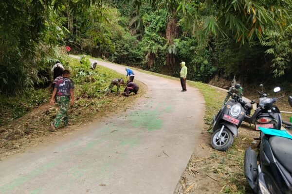 Jalan Rabat Beton Dibersihkan, Satgas TMMD Ke-129 Kodim 1626/Bangli Pastikan Akses Warga Nyaman Digunakan