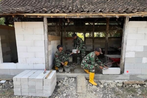 Satgas TMMD Ke-129 Kodim 0813/Bojonegoro Pasang Dinding Batako RTLH Milik Bapak Kardo
