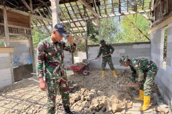 Pemasangan Dinding Batako RTLH Bapak Kardo Jadi Fokus Satgas TMMD Ke-129 Kodim 0813/Bojonegoro