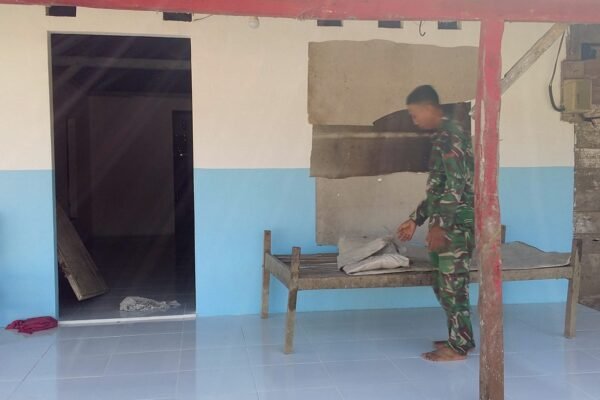 Pengecatan dan Pemasangan Pintu Warnai Progres RTLH Ibu Wagini dalam TMMD Ke-129