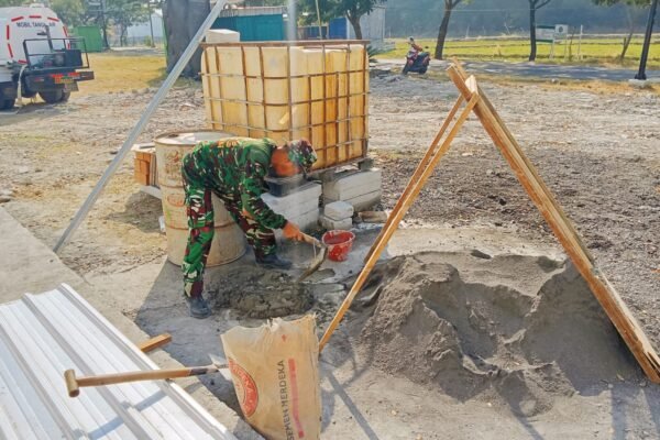 Panas Terik Tak Surutkan Semangat Satgas TMMD Kodim 0813/Bojonegoro Bangun Musala dan MCK di Sembung Sukorame