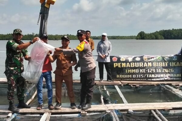 TNI Manunggal Membangun Desa ke-129 Menginisiasi Penaburan Ikan Kakap Putih di Bintan