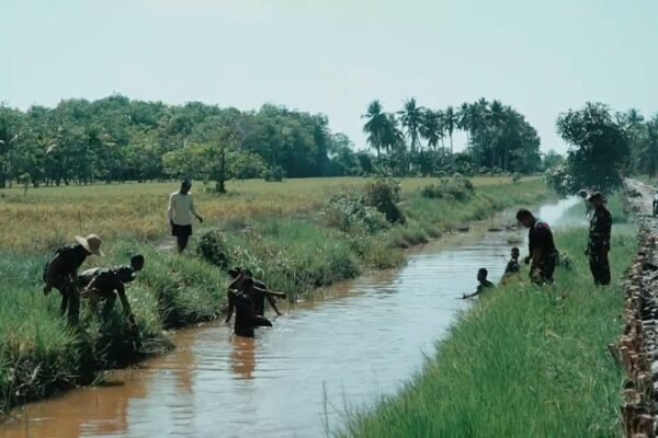 Gotong Royong Satgas TMMD dan Warga, Saluran Air Kampung Patin Dibersihkan