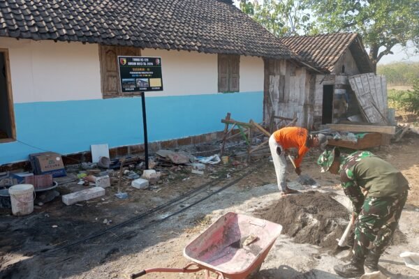 Gotong Royong Satgas TMMD Kodim 0813/Bojonegoro Percepat Pengerjaan Lantai Rumah Ibu Tini