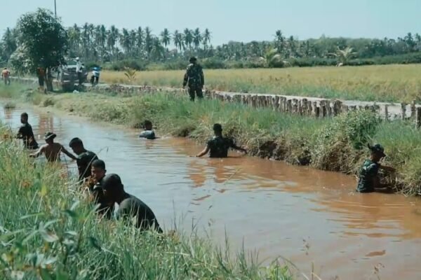 Komunitas dan Satgas TMMD Bersatu Mengatasi Masalah Aliran Air di Kampung Patin